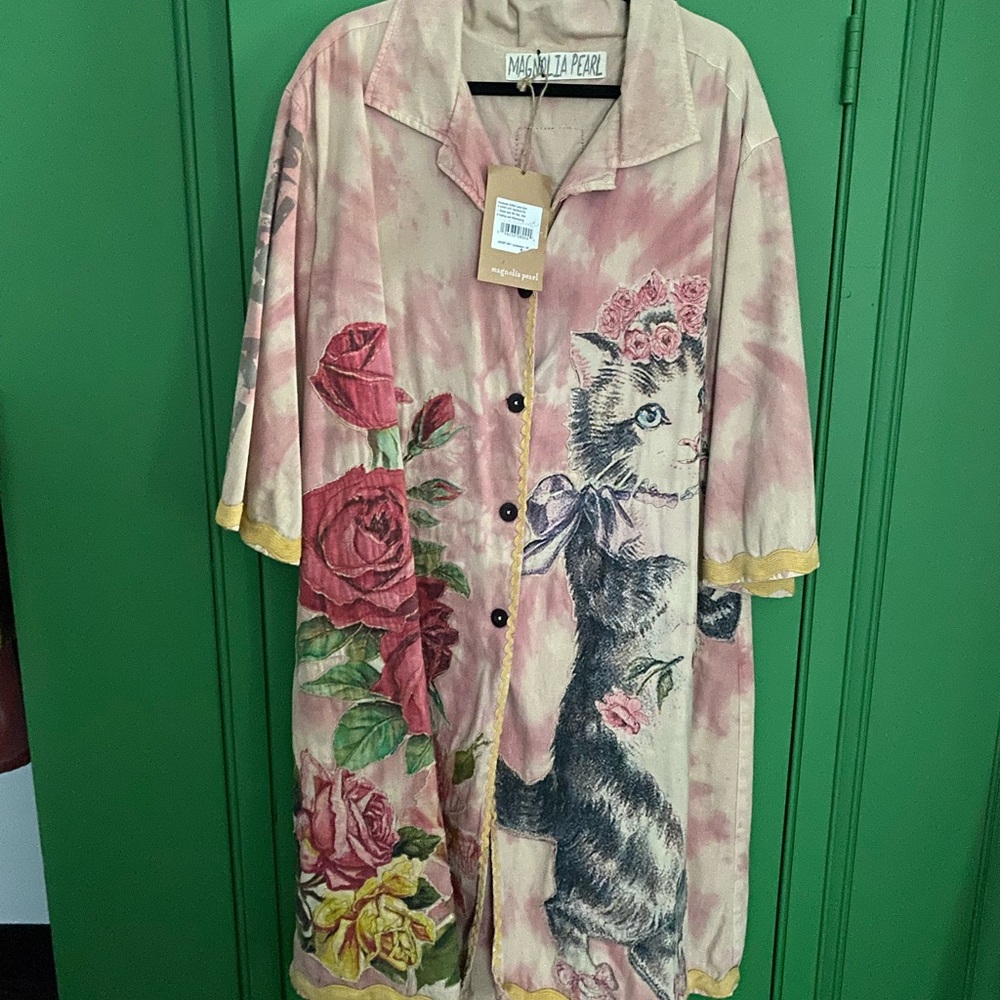 Magnolia Pearl Floral and cat coat. 
BEAUTIFUL!!! Excellent condition. Has tag.